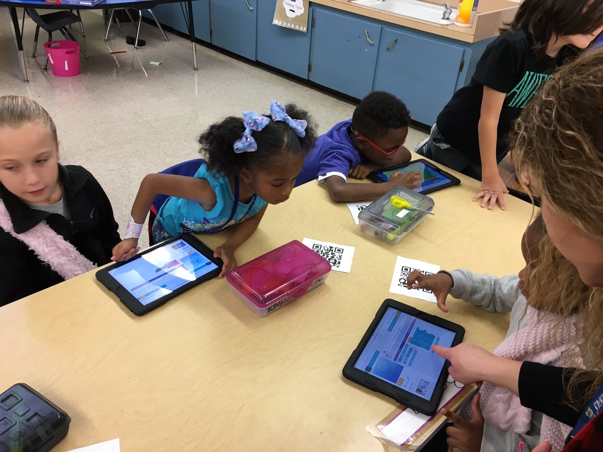 AishaSmith20022's tweet photo. Code Away Kinder and 3rd Grade, Code Away!!! #bghoc #gvrox #BGBEARS #csd4edu https://t.co/K7YdNjvu4O