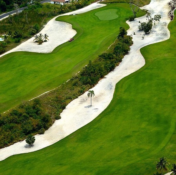 snapcapgolf's tweet photo. Warning: Bunkers in fairway are larger than they appear. https://t.co/VZgWJVesWb