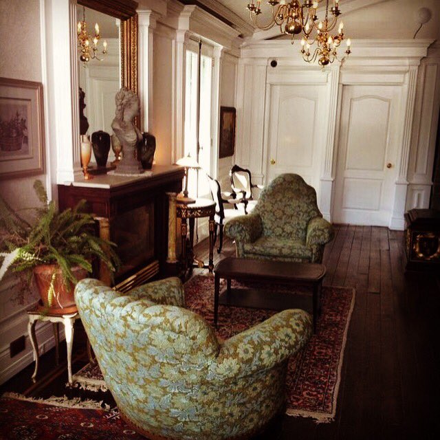 switchtoluxe's tweet photo. https://t.co/vwAEQCDeKt heard Du Calvet to be in movie #lovelocks so excited I love this hotel @MrJerryOC @joelasutherland @realmartinwood https://t.co/LkBwfjIcD3