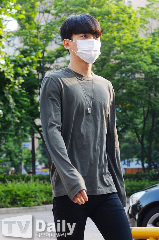 Pikuchen's tweet photo. Can we take a moment to appreciate Jongdae's muscular chest, i feel so attacked i'm so weak for this🙊 https://t.co/vPbQ2zd3Qn
