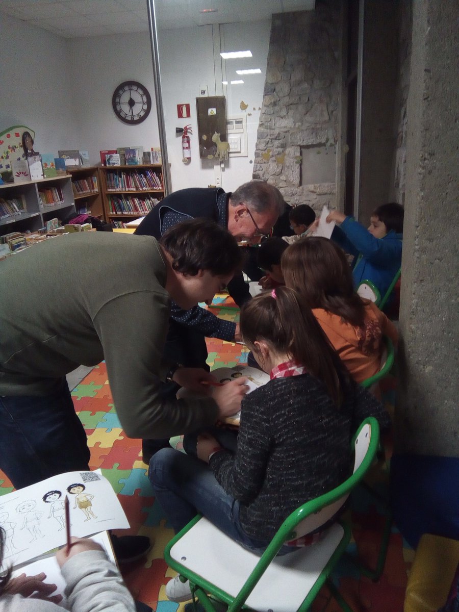 MaddiEcheverria's tweet photo. #olasdeenergia #ds2016 en Zestoa con Iñaki y Miguel y las aventuras de Kanide @EditorialVerbum #feliz https://t.co/tlvPfOXMBE