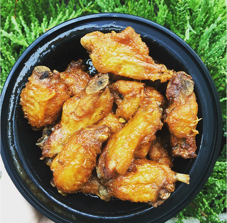 buffalo2go's tweet image. Tomorrow is the last day to get your #Buffalo2go from 1369 Broadway. Grab some wings from the pop-up shop while you can! #NYCeats #nyc