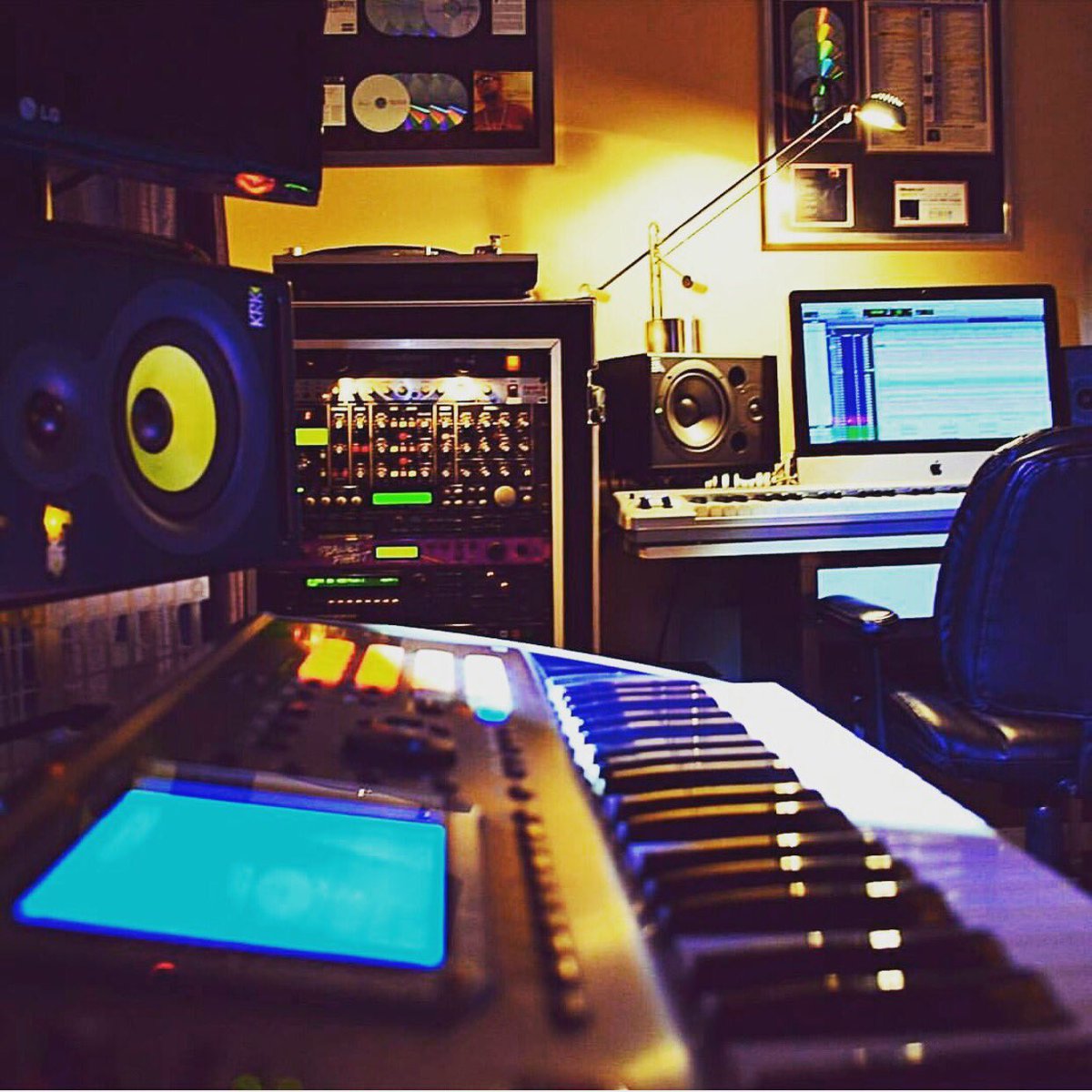 RealTrapCentral's tweet photo. Who's producing tonight? #love #trapmusic #rap #logic #miami #losangeles #lasvagas #newyork #usa #uk #dubstep #edm https://t.co/UtWQLZJBO0