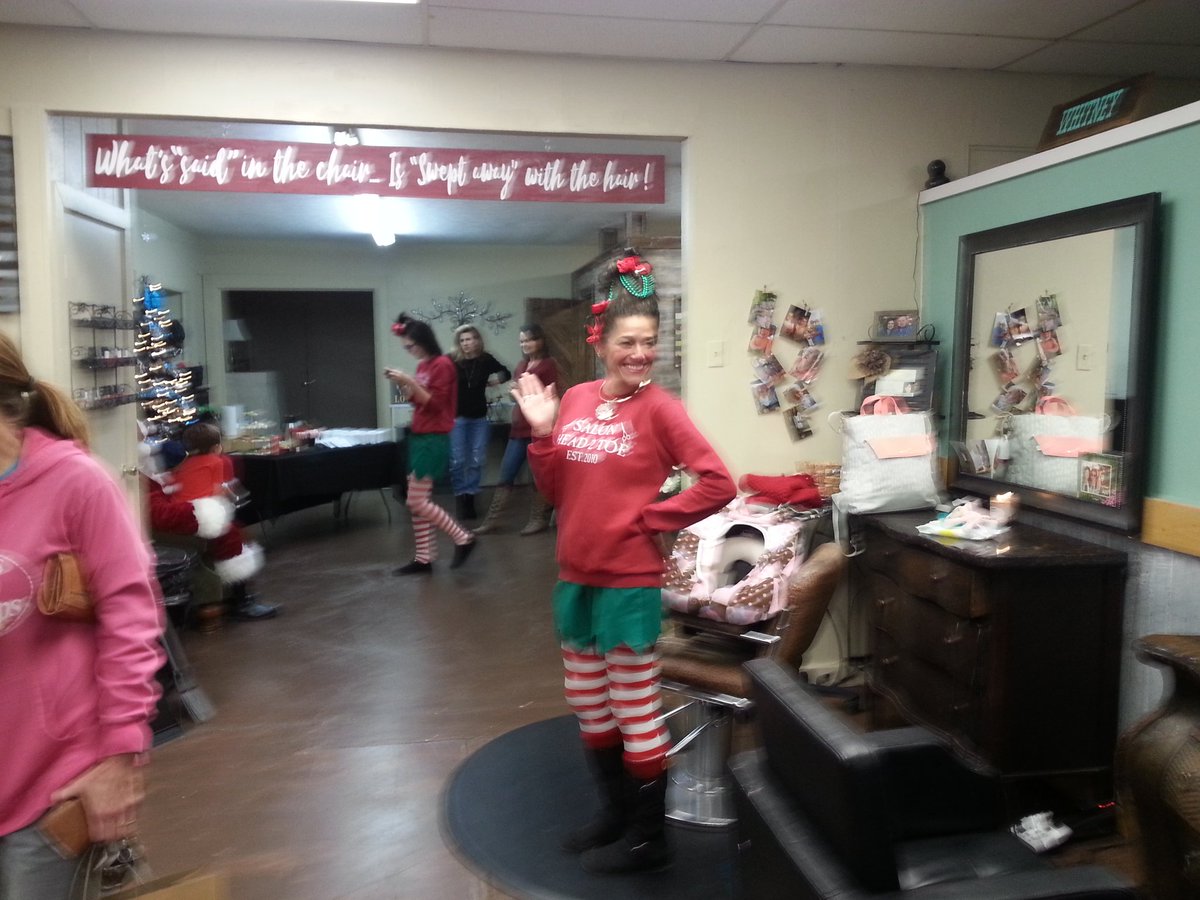 steve_scampbell's tweet image. Whoville elves at Salon Head to Toe #vafun