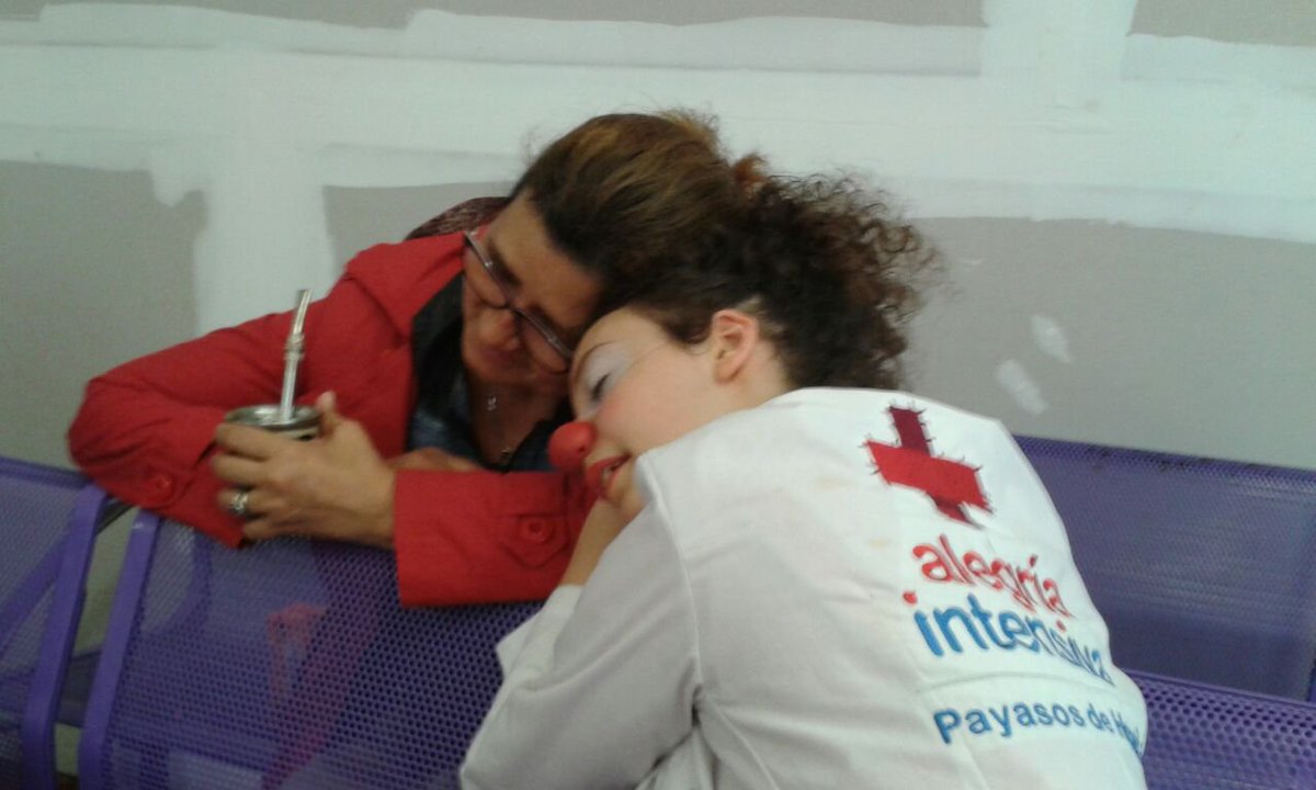 alegriaintensiv's tweet photo. En el último mes del año, recordamos la historia de hospital más leída: "Compartir": https://t.co/ZjvGbStLNh #PayasosdeHospital https://t.co/nhs8bCrP8H