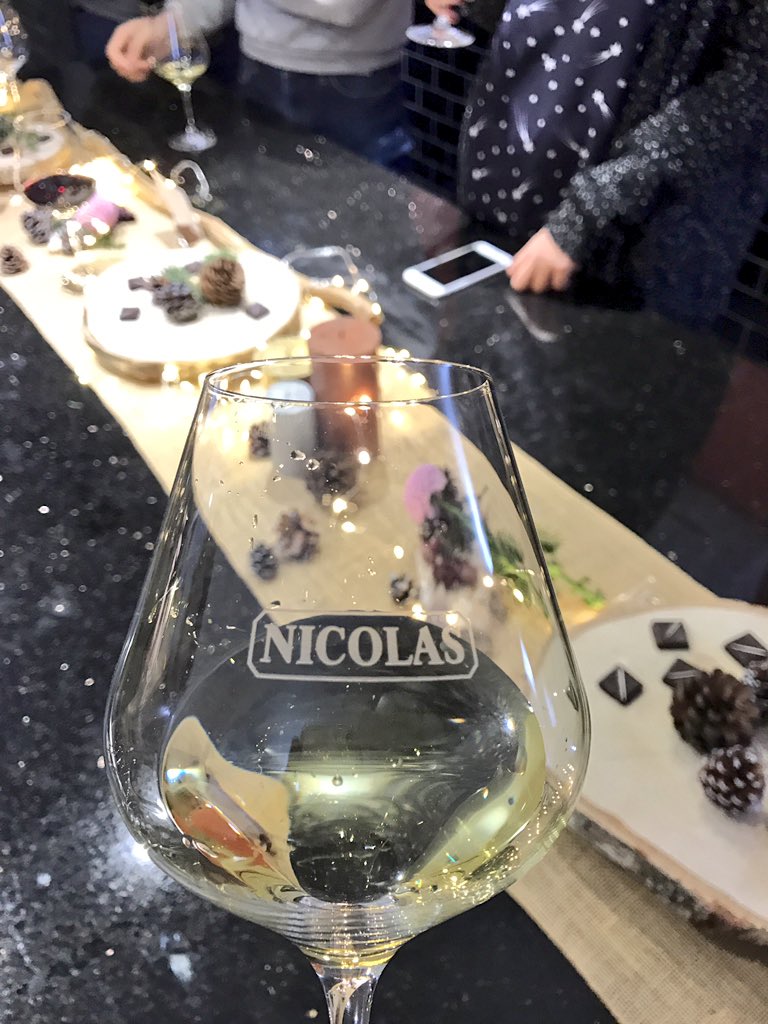 QuentinLafon's tweet photo. Association chocolat & vins avec @DisMoiNicolas 🍷🍫 #clubdesvins #dismoinicolas https://t.co/QEosmlaXEo