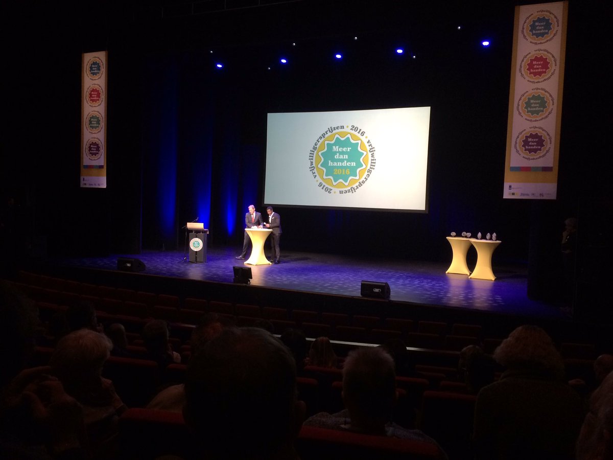 ZorgbelangBrZe's tweet photo. De spanning stijgt: prijsuitreiking Meer dan handen vrijwilligersprijzen gaat beginnen. #stigmatour #mdh16 https://t.co/Y8AS73LpNW