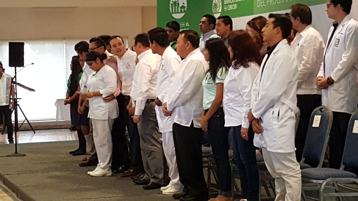 CGAUAC's tweet photo. Yolanda González Gerónimo, de la Facultad de Enfermería, recibe su tarjeta de Beca, en representación de los beneficiarios universitarios https://t.co/8g9ZasezDJ