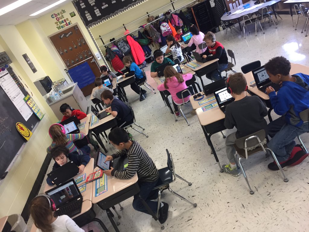 kdgteacher123's tweet photo. Learning how to code in 2nd grade. #hourofcode #2ndgrade #hmtpride #D123 @PaulEnderle @katyspreitzer https://t.co/oMYsgwCRC0