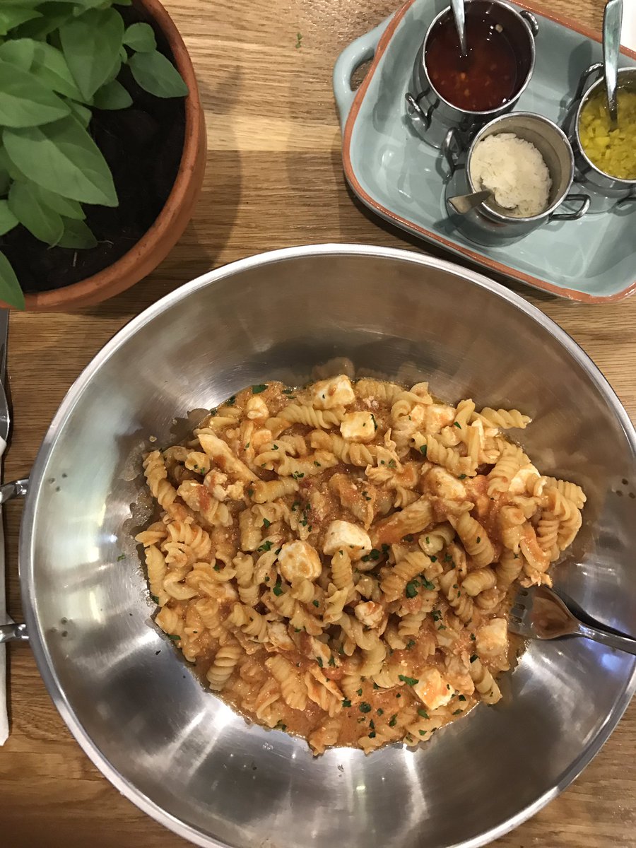 miss_luckypony's tweet photo. Homemade fussili pasta with feta, cherry tomatoes, garlic, feta, chicken and cream. So damn good! #HelloNonnas https://t.co/qTFPYgIrbN