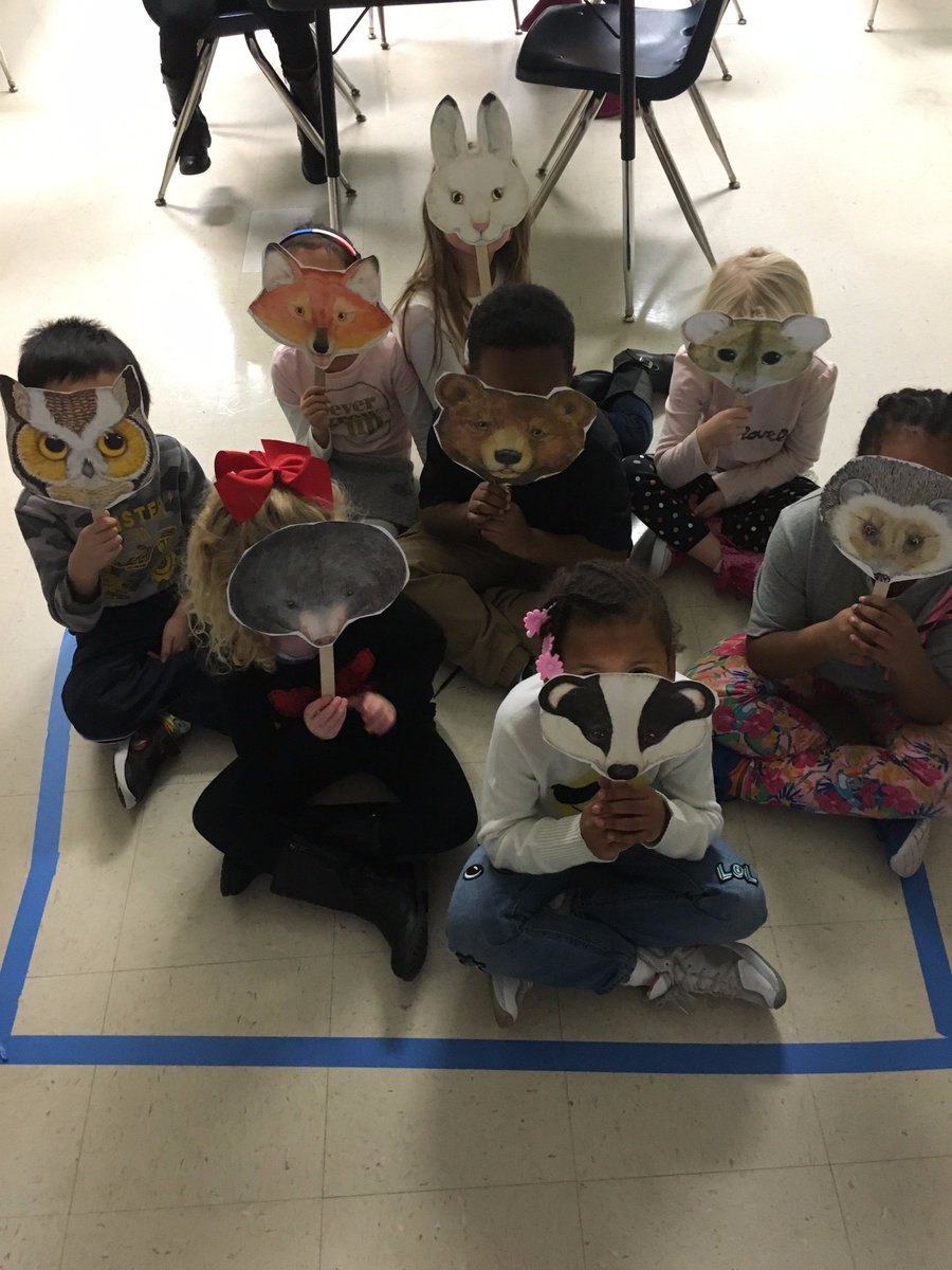 LakehurstSchool's tweet photo. Kindergarten storytelling in Spanish, The Mitten- El Miton by Jan Brett https://t.co/H9vD7EPuya
