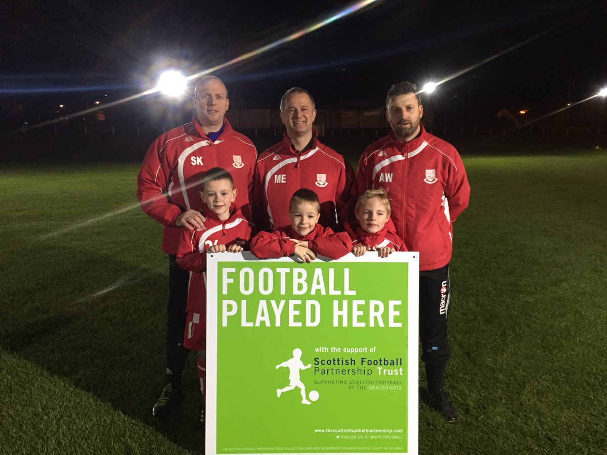 SFP_football's tweet photo. Fantastic visit| On a windy night to @NeilstonWasps @NeilstonJFC Following recent SFP Trust Award | Floodlights and Goalposts| #Grassroots https://t.co/zGSLBngxD5