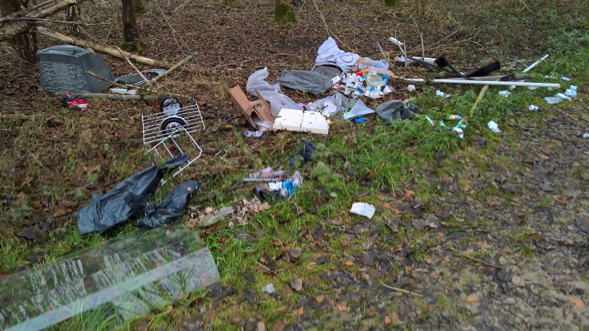 Afval dumpen is niet slim! Helemaal niet als je daar ook een geeltje (proces-verbaal) bij gooit van een  eerdere overtreding. Dure bekeuring