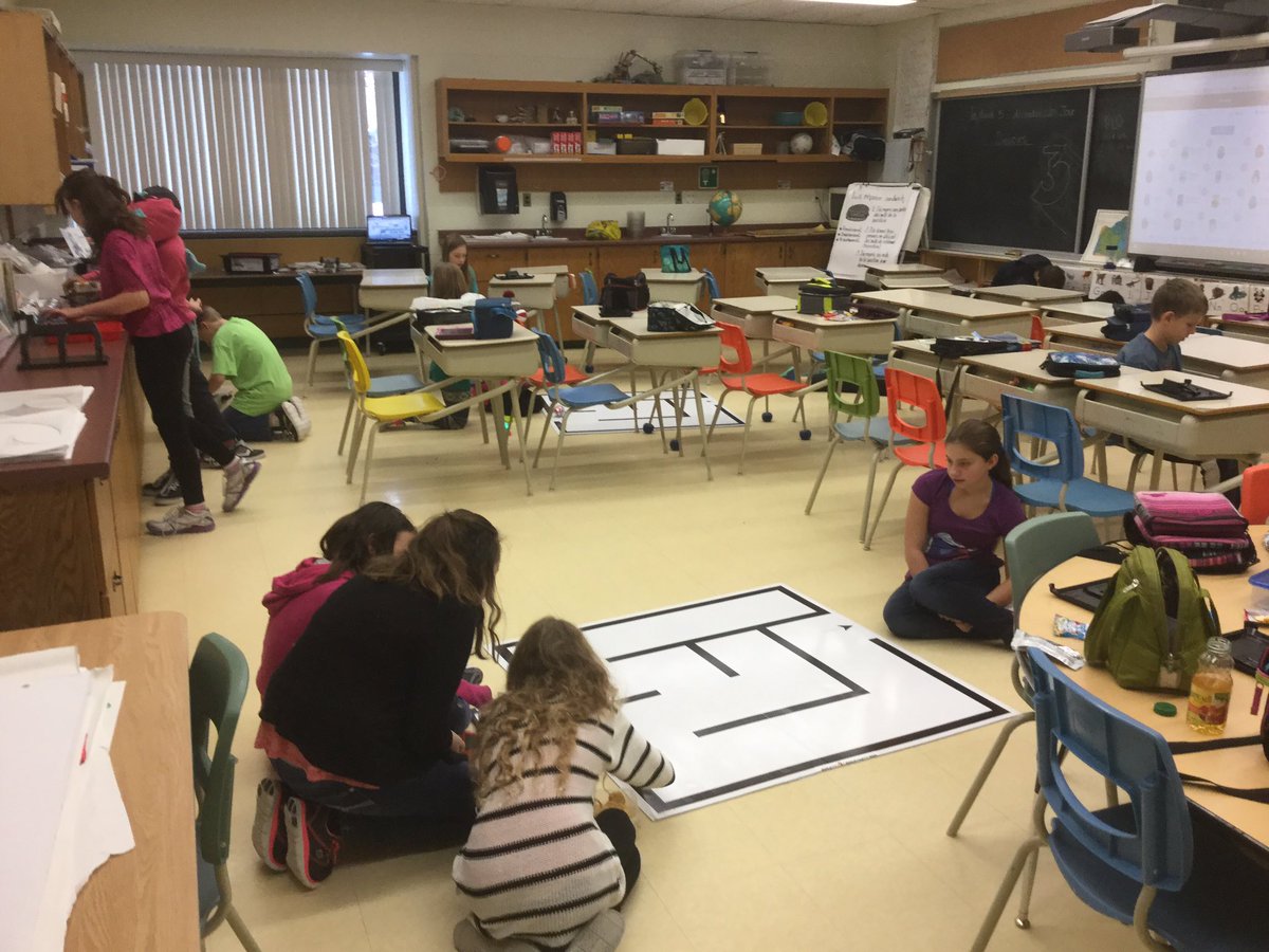 iDana429's tweet photo. @CochranePublic celebrates Computer Science Education week with @Sphero and @LegoEv3Robots ! #dsb1codes https://t.co/9pYgPZxRxq