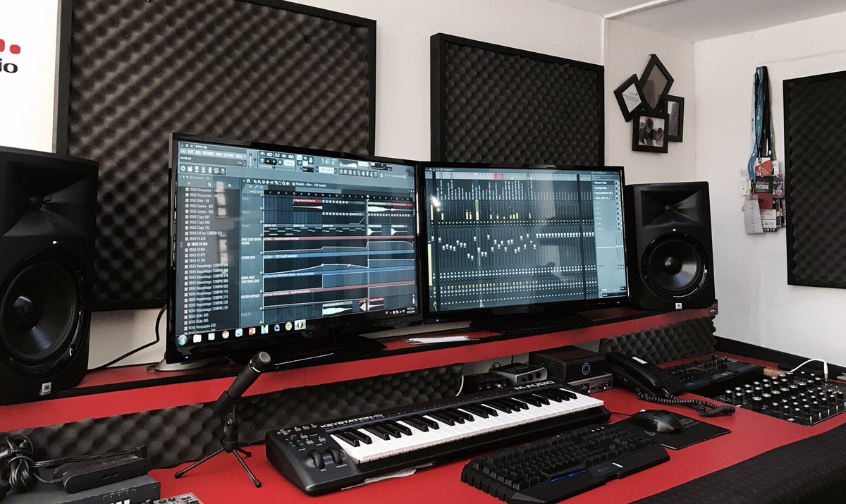 DjMaxwellB's tweet photo. My new studio equipment #maxwellb #studio #newtrack #run https://t.co/1pEnuqdL4q