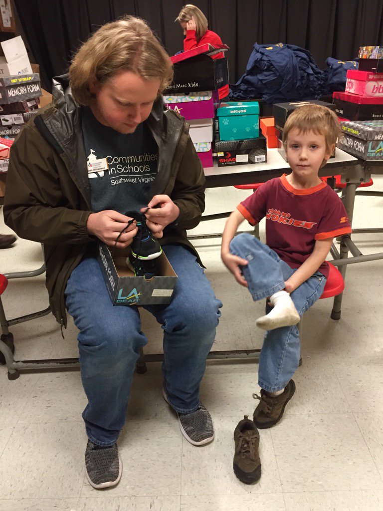 DeborahSWagner1's tweet photo. Shoes and Hoodie Day at Riverview! #CISSWVA #BuchananCounty #Thankful https://t.co/K7xYIlmlks