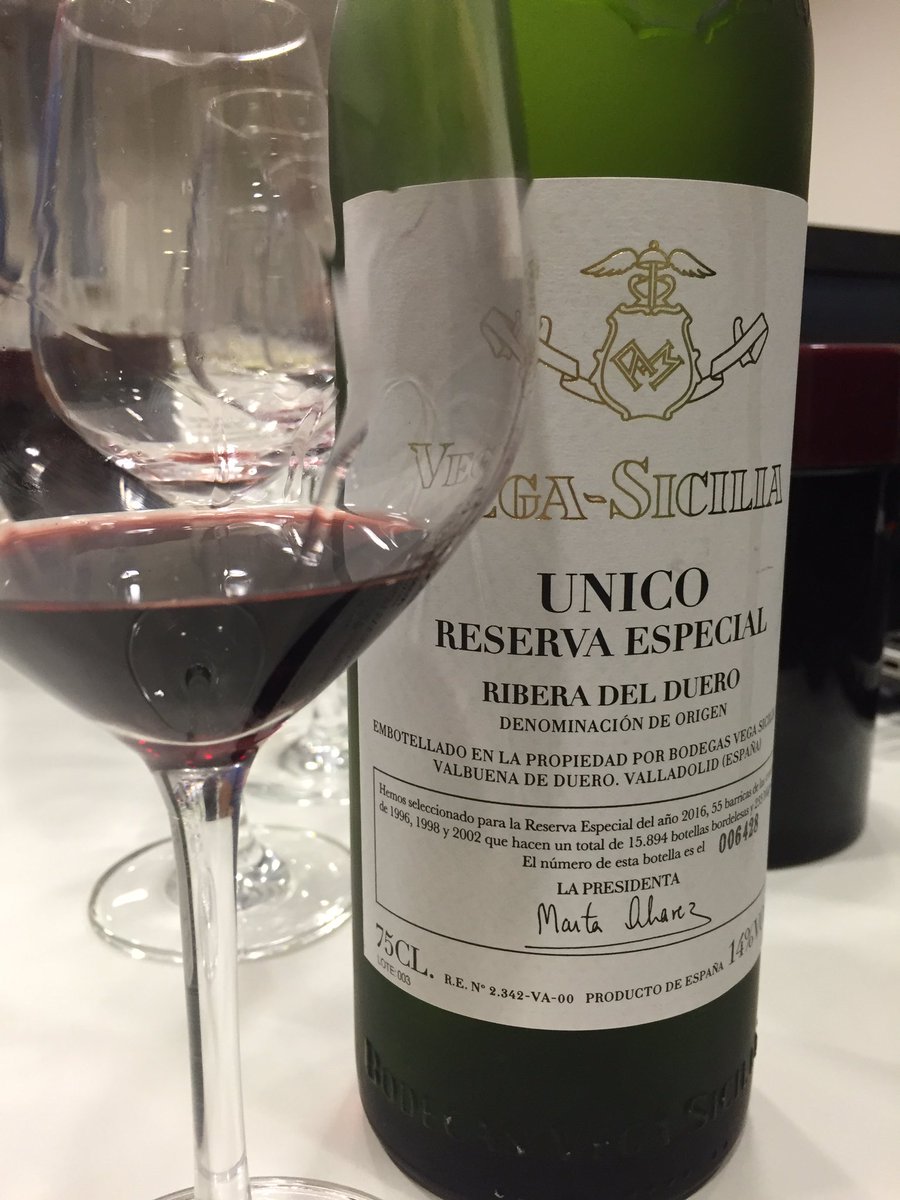 winebor's tweet image. Let the festivities begin! Layered black&amp;amp;red fruit, spice, subtle oak flavours. Balance &amp;amp; poise in a glass from owner of Oremus #spanishwine