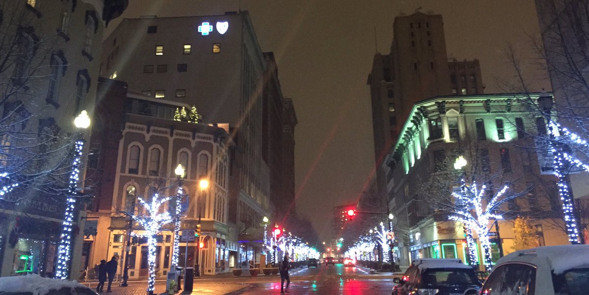 GRDaily's tweet image. #grandrapids looking festive 💡💡💡