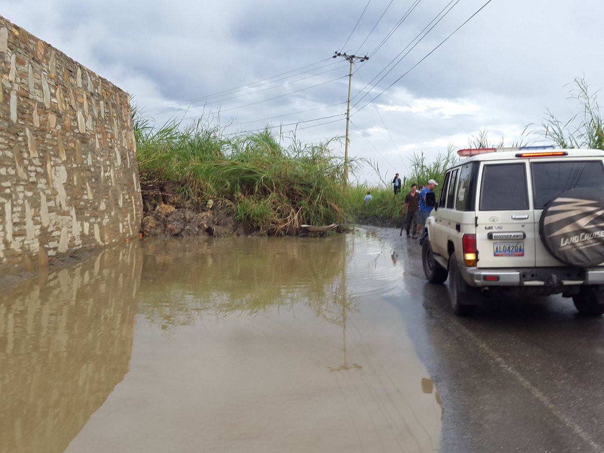 InfraCarrizal's tweet photo. @AlcCarrizal @JLRodriguez2010 @InfraCarrizal Remoción de derrumbe sector Pasatiempo - San Diego https://t.co/HhGvM7udFX