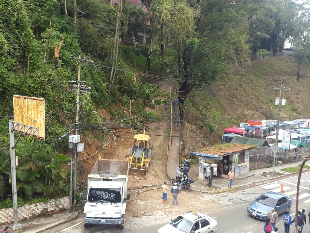 InfraCarrizal's tweet photo. @AlcCarrizal @JLRodriguez2010 @InfraCarrizal Remoción de derrumbes calle Corralito. (Marrones) https://t.co/LKHmuo8opm