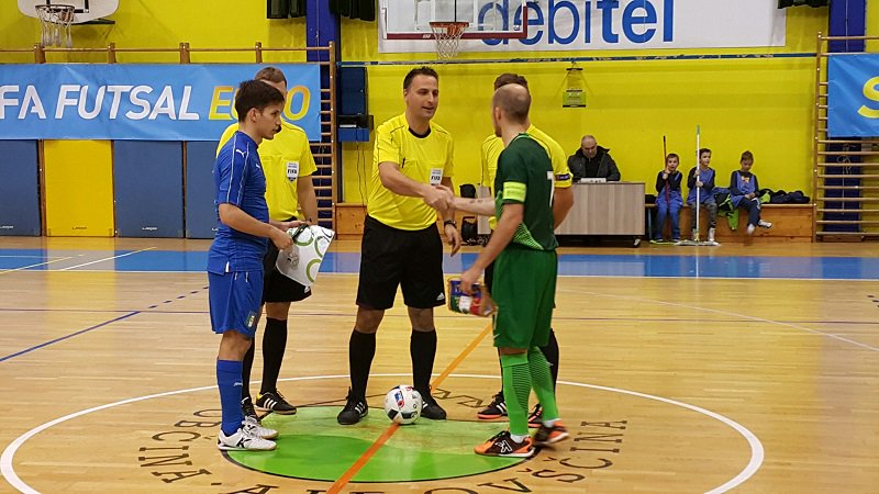 Los capitanes y colegiados antes del partido del 7 de diciembre (Imagen vía Twitter: @DivCalcio5).