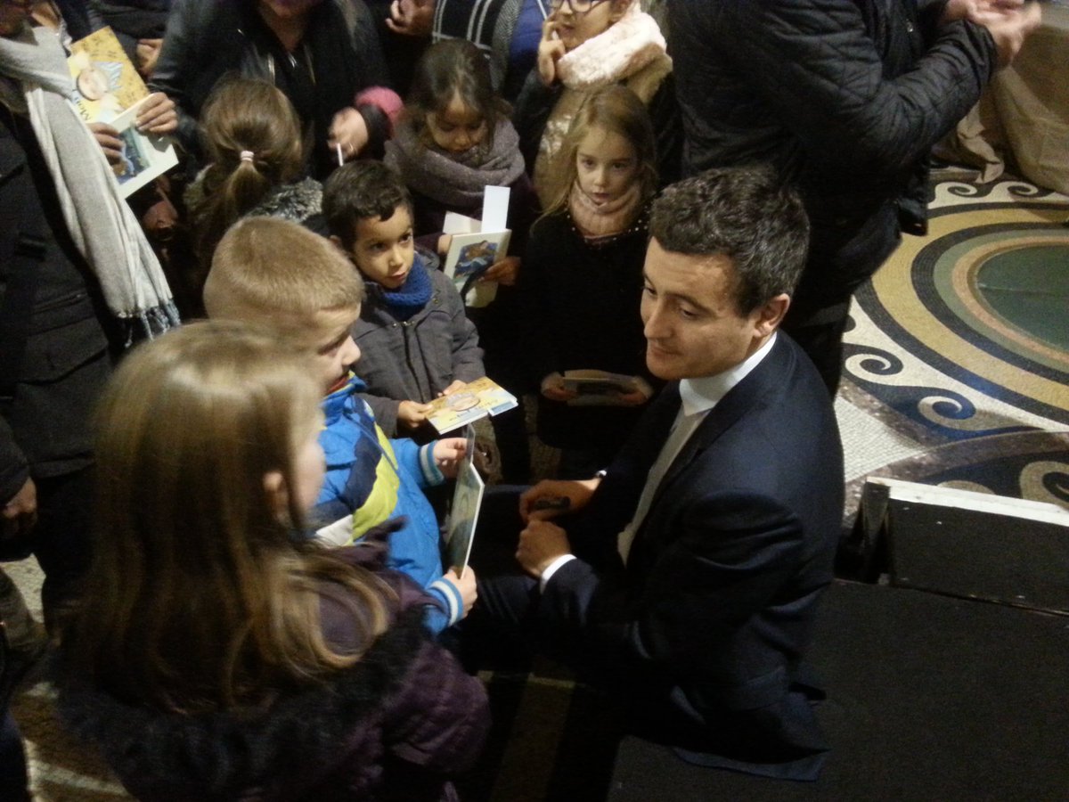 EBuyssechaert's tweet photo. Opération 1 livre 1 enfant, @GDarmanin et les élus distribuent le livre "Mon papa" ce soir aux élèves de CP de @TourcoingVille https://t.co/a405Rkd6sq