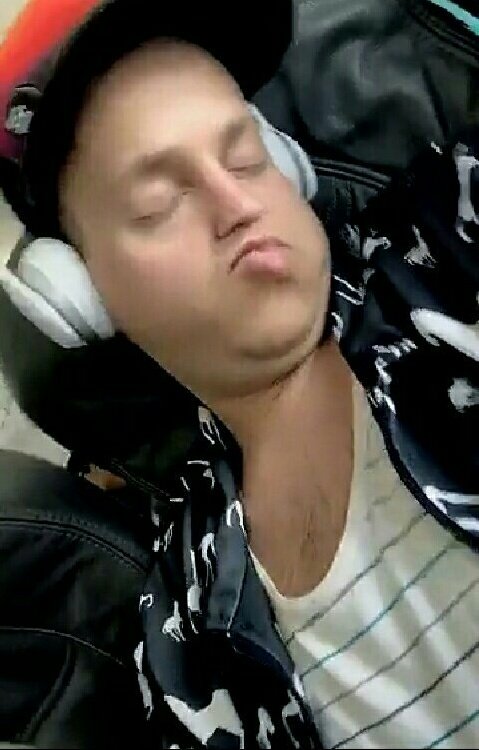 DeforsDeBesson's tweet image. Buenass😏