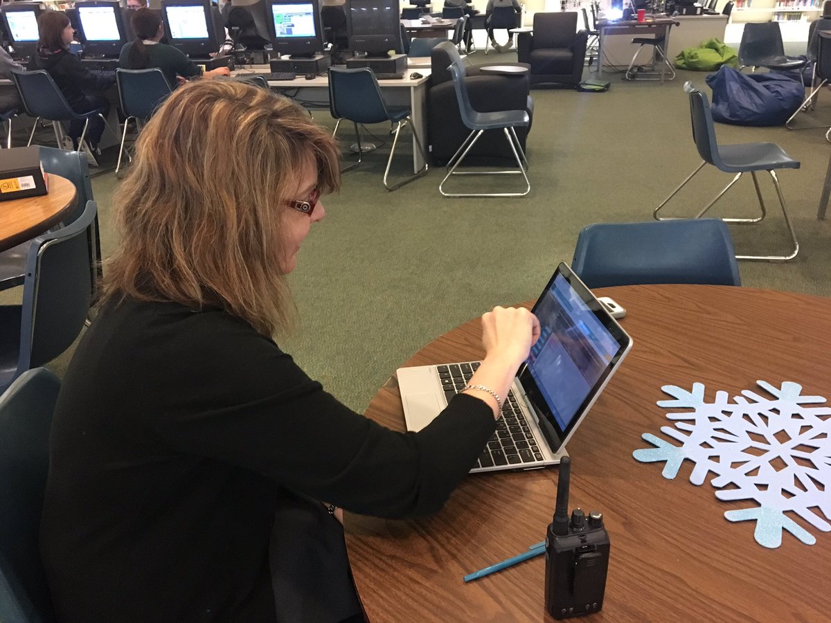 librarypgms's tweet photo. Kids can do it, teachers can do it, even principals @TNelson21236 can do it #HourofCode 1 #lmsbcps @BCPSODL @PGMSinBCPS https://t.co/gXE6PvM6gu