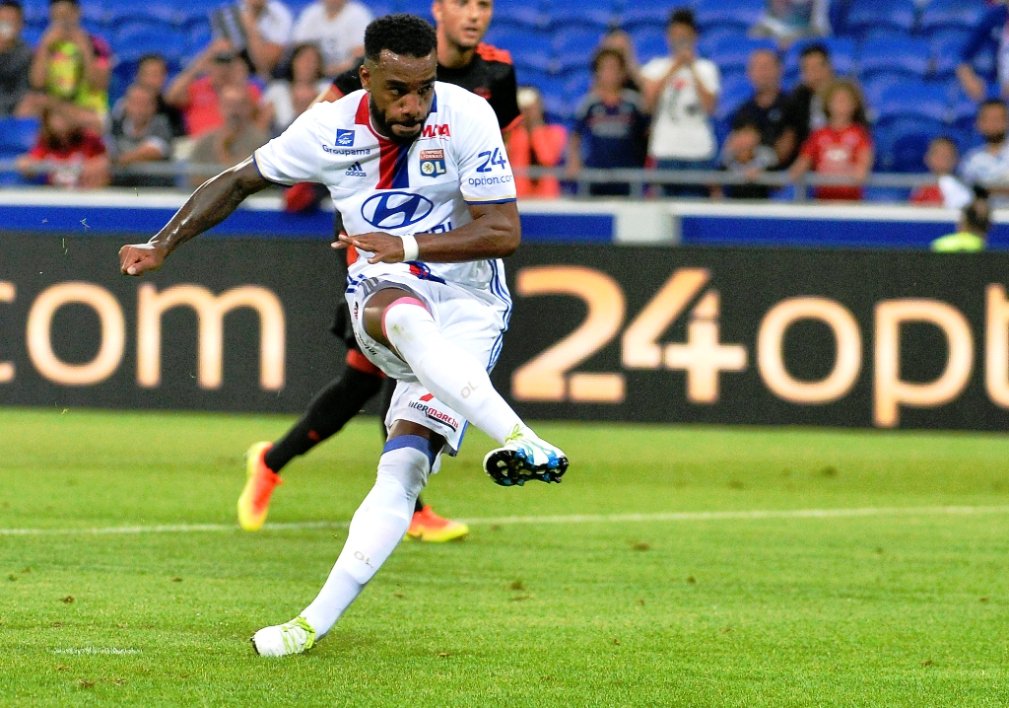RMCsport's tweet photo. C'est reparti au Parc OL ! Lyon va-t-il réussir son incroyable pari pour se qualifier ?  ▶️ https://t.co/seB6qPYY5Z  #OLSEV #rmclive https://t.co/naGr5UyQCK