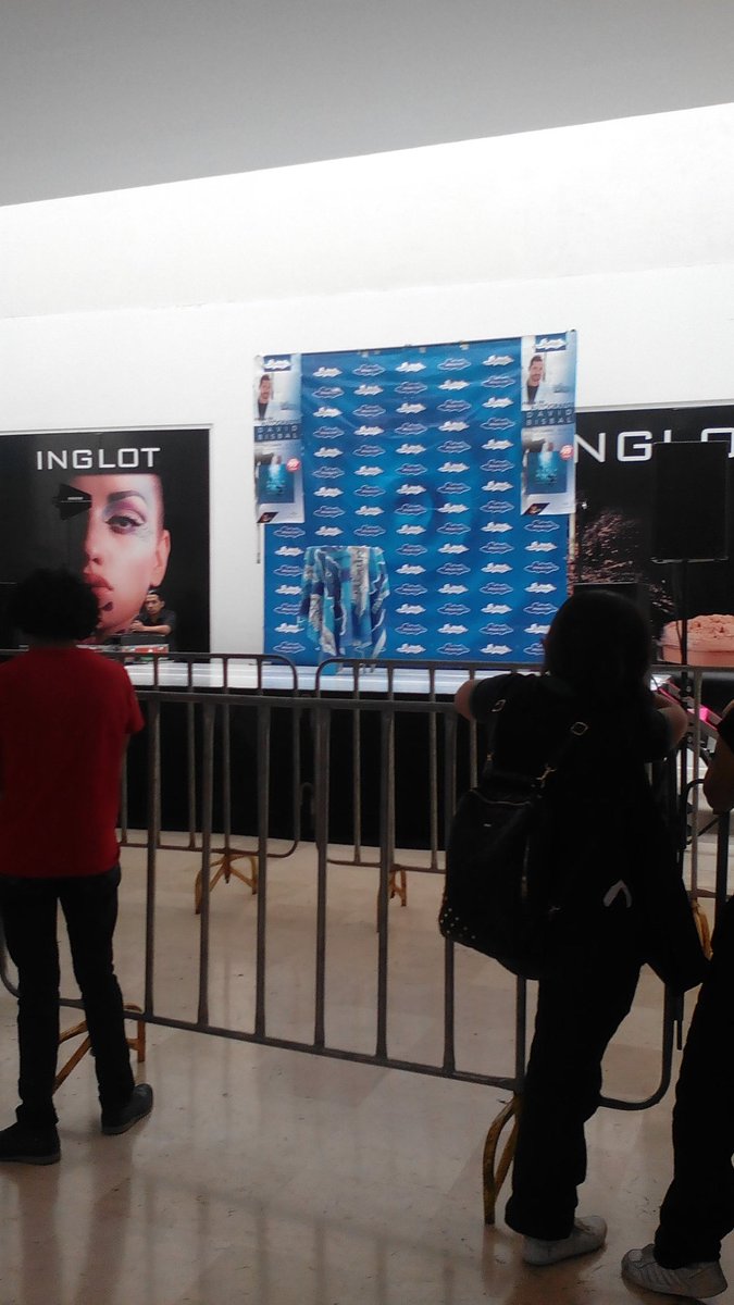 Stephyro2's tweet image. A nada de ver @davidbisbal  #firmadediscos #hijosdelmar #lamasfeliz 😍😍