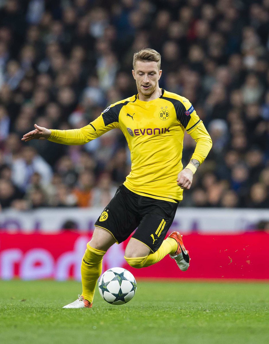 Мален футболист боруссия дортмунд. Футболист боруссии дортмунд. Ногти боруссия дортмунд. Боруссия дортмунд 2021. Футболист боруссии дортмунд.