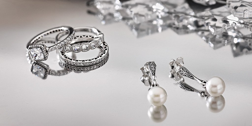 PANDORA_NA's tweet image. Pearls are the perfect way to make a classic statement with any outfit. #TheJoyOfGiving