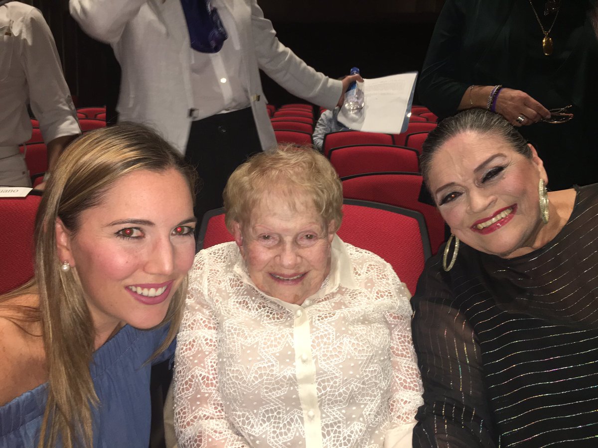 MariaAlesiaSosa's tweet image. ESPECTACULAR presentación del libro de @sofiaimber por @diegoarroyogil en Miami. Con @CarlosAMontaner @Borisizaguirre y Soledad Bravo