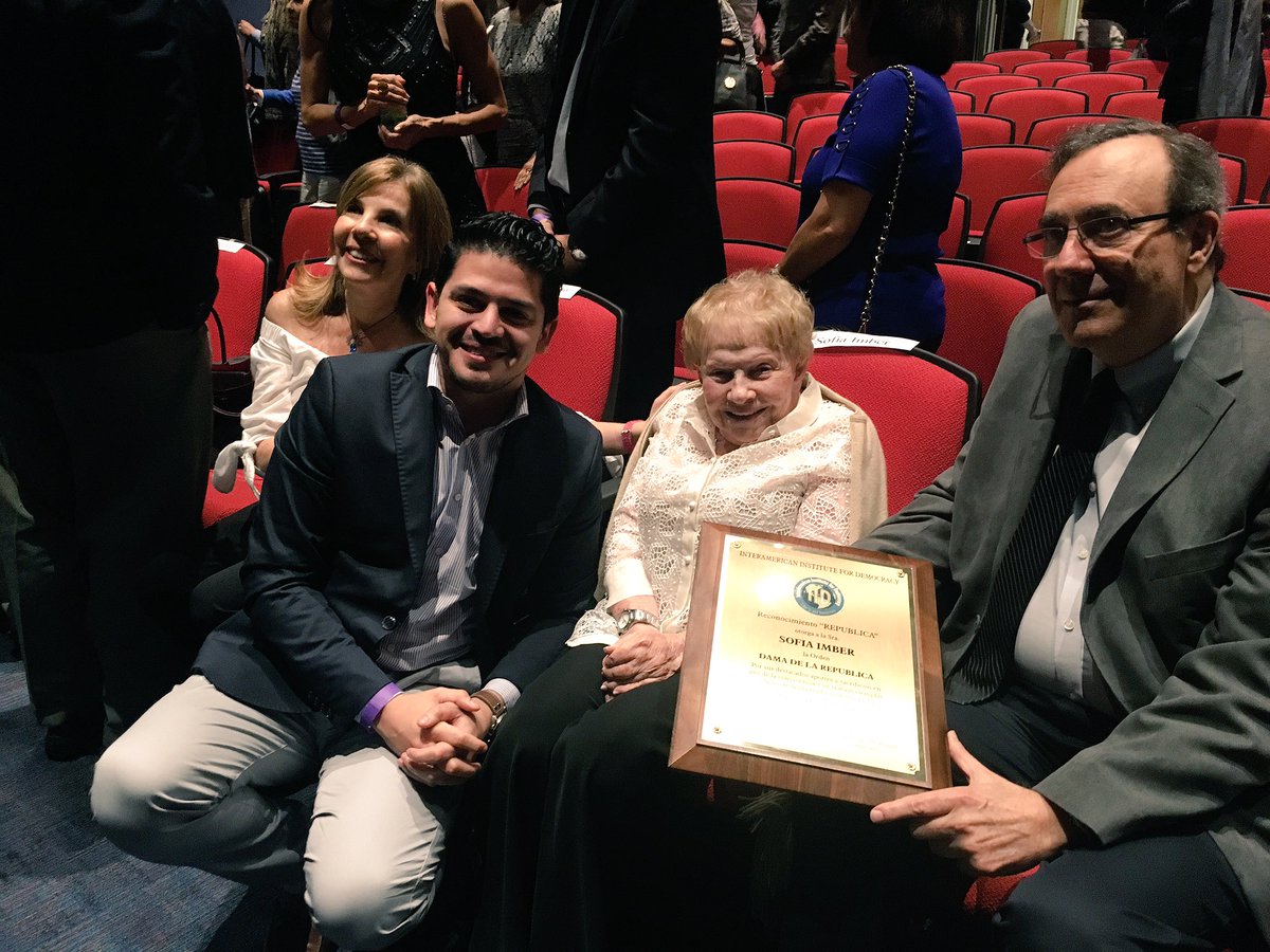 MariaAlesiaSosa's tweet image. ESPECTACULAR presentación del libro de @sofiaimber por @diegoarroyogil en Miami. Con @CarlosAMontaner @Borisizaguirre y Soledad Bravo