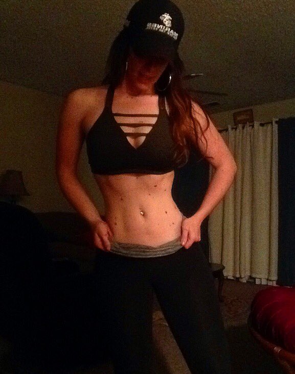 ShelbyyyRenee95's tweet photo. MY (baby) ABS ARE COMING BACK. #fitfam https://t.co/8G7KyQ0eGI