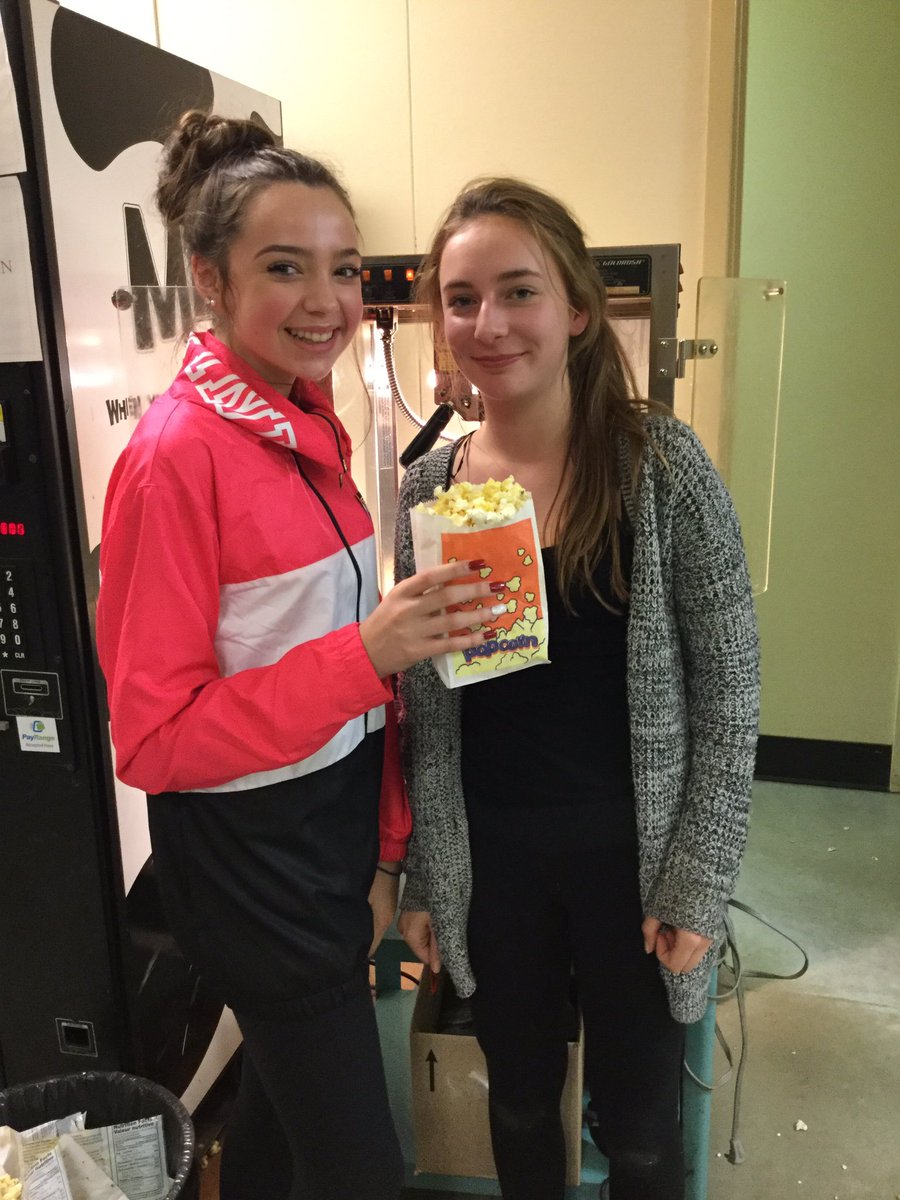 Popcorn at intermission from these beauties 👯<a href="/CedarHillMiddle/">Cedar Hill Middle</a> Big Night of Music #sd61learn