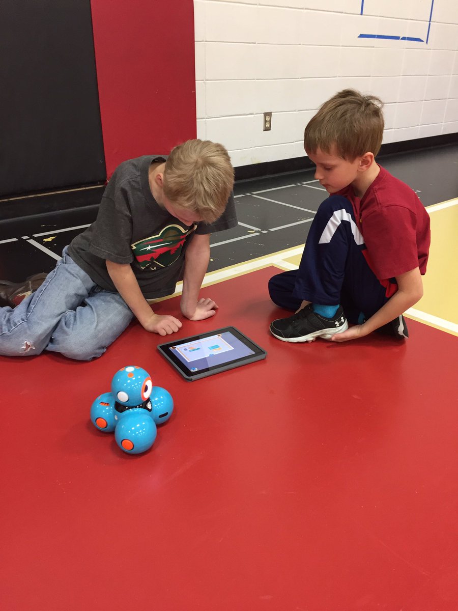 lekadegroot's tweet photo. Pair programming with 3rd graders today as part of #HourofCode #spiritlakecsd #CodeIowa @kimaneweer https://t.co/uUWQPNvXTR
