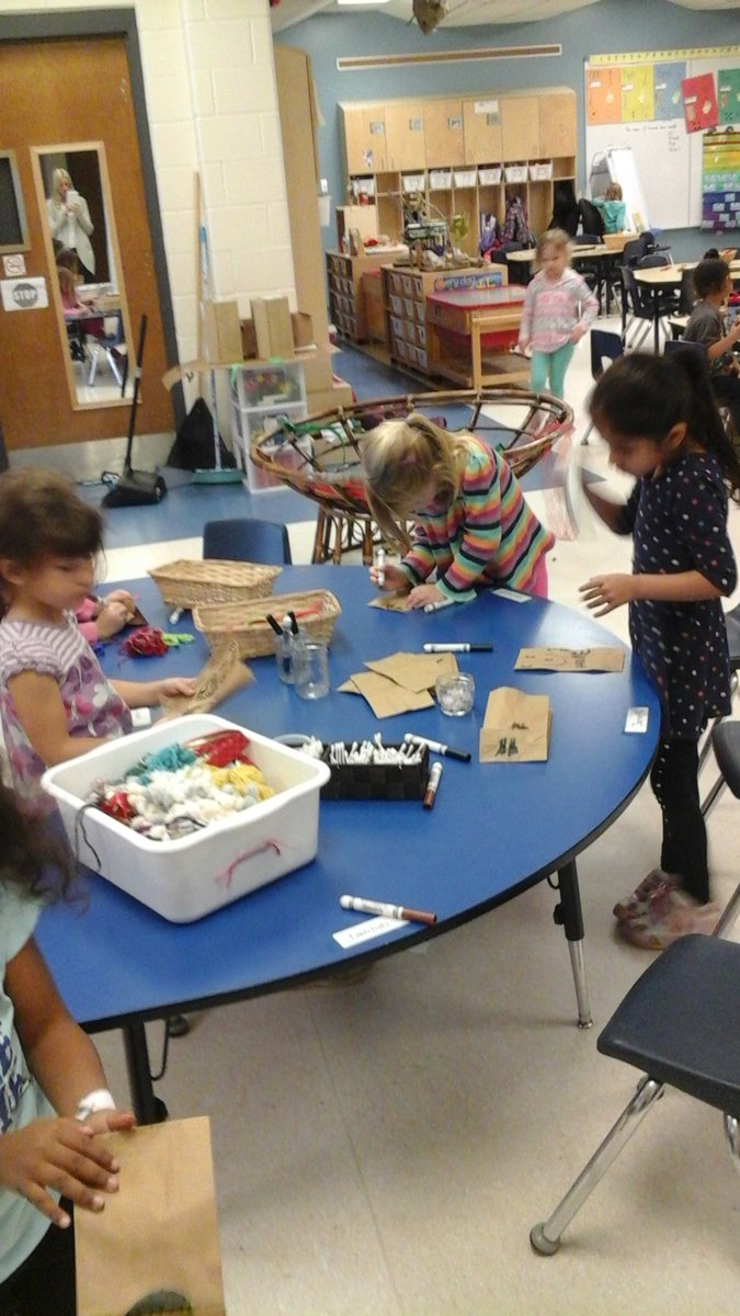 ParkviewEY's tweet photo. Paper bag puppets! People, ourselves and monsters were created. #beingcreative #addingfeatures #dramaticplay #oralcommunication https://t.co/E2p3cmfWRX