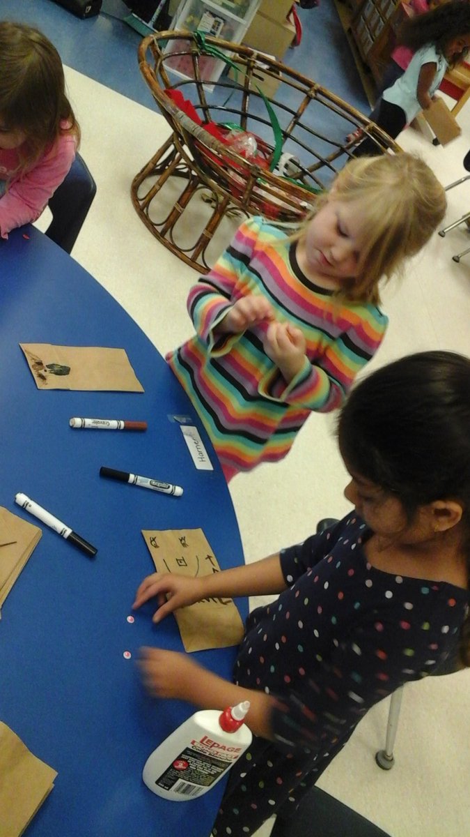 ParkviewEY's tweet photo. Paper bag puppets! People, ourselves and monsters were created. #beingcreative #addingfeatures #dramaticplay #oralcommunication https://t.co/E2p3cmfWRX