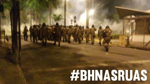 CanalOcupaUfmg's tweet photo. *** URGENTE *** PM invade a UFMG agora em confronto com estudantes secundaristas e integrantes das ocupações. #BHnasruas #especialocupações https://t.co/DSftro0D9X