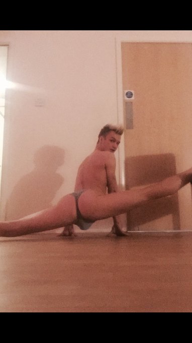 Late night stretch before bed ???? https://t.co/CaOVrQRL61