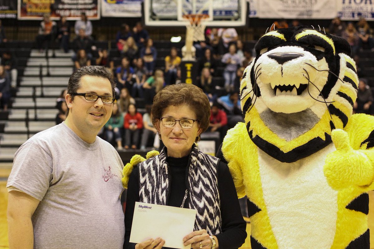 FlyHays's tweet image. Come enjoy the FHSU basketball teams tonight and enter for a chance to win free flights out of Hays!