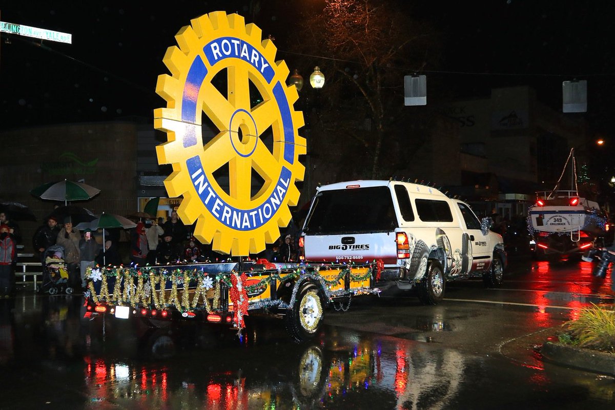It was a dark and stormy night for the <a href="/RotaryParade/">Rotary C'mas Parade</a> in downtown #Chilliwack, Dec 3rd. ❄️☔️🎄 PC: Walter Sussel. #sharechilliwack