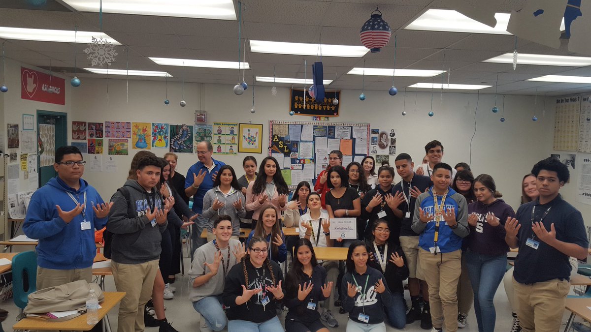 sldInclusion's tweet photo. @BraddockSrHigh in an inclusive ASL class where everyone learns together. #ISW2016 @MiamiSup @OfficeofESE #MDCPSChampionsofInclusion https://t.co/4iKUESKBaz