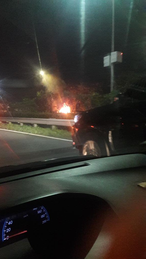 ranujiwa's tweet photo. @TraxFMJKT semalem nih di tol taman mini https://t.co/ucQ04jIv3B