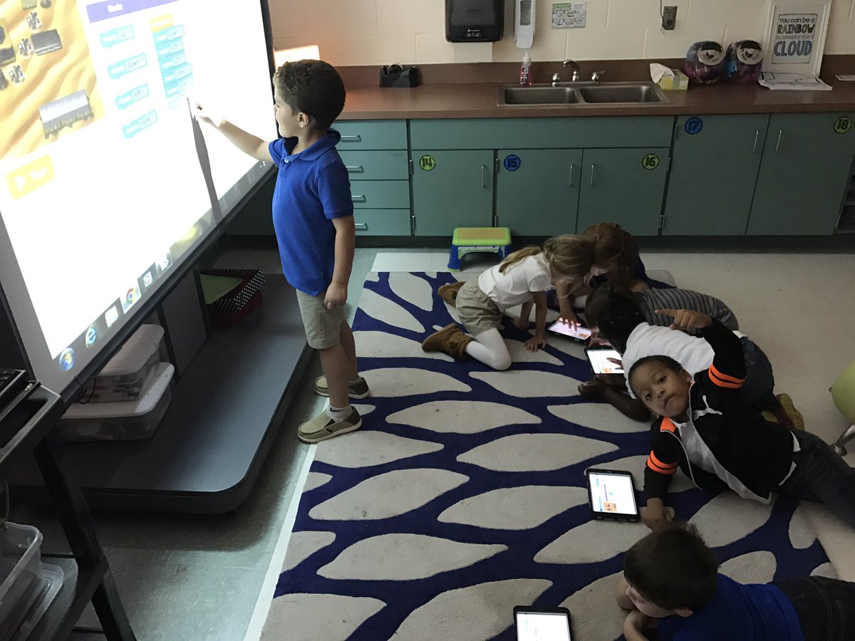 teachjwright's tweet photo. Weaver's kindergarteners are coding with friends thanks to @codeorg Star Wars! #VCSHourofCode #HourofCode @cypresscreekvcs #ottersmatter https://t.co/vYXEAjAnB7