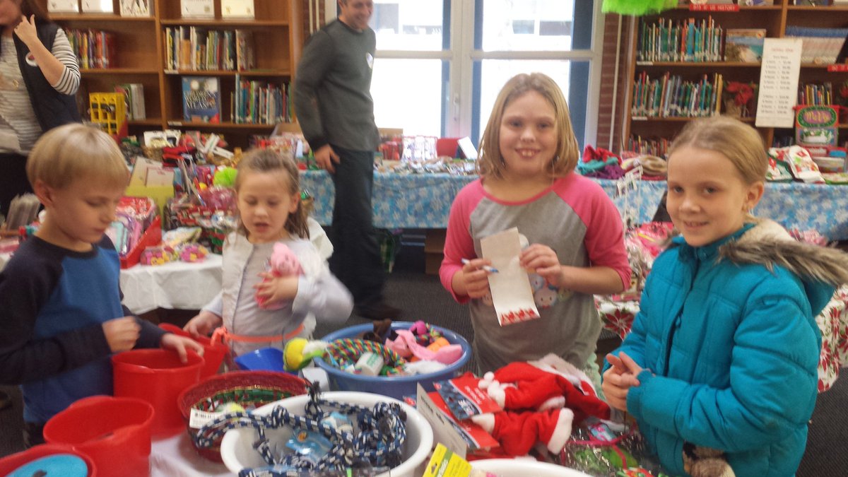 aconlin58's tweet photo. @ConlinPrincipal "Carols, crafts, and cookies" a perfect family holiday evening. Special shout out to Jen Furman - you rock! https://t.co/wWyJ7FA6py