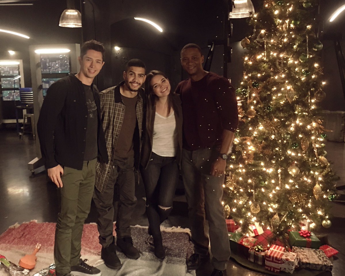 MadisonMcLaugh's tweet photo. Happy Chrismukkuh from Arrow! 

#ArrowMidseasonFinale https://t.co/YrIZLWeoxT