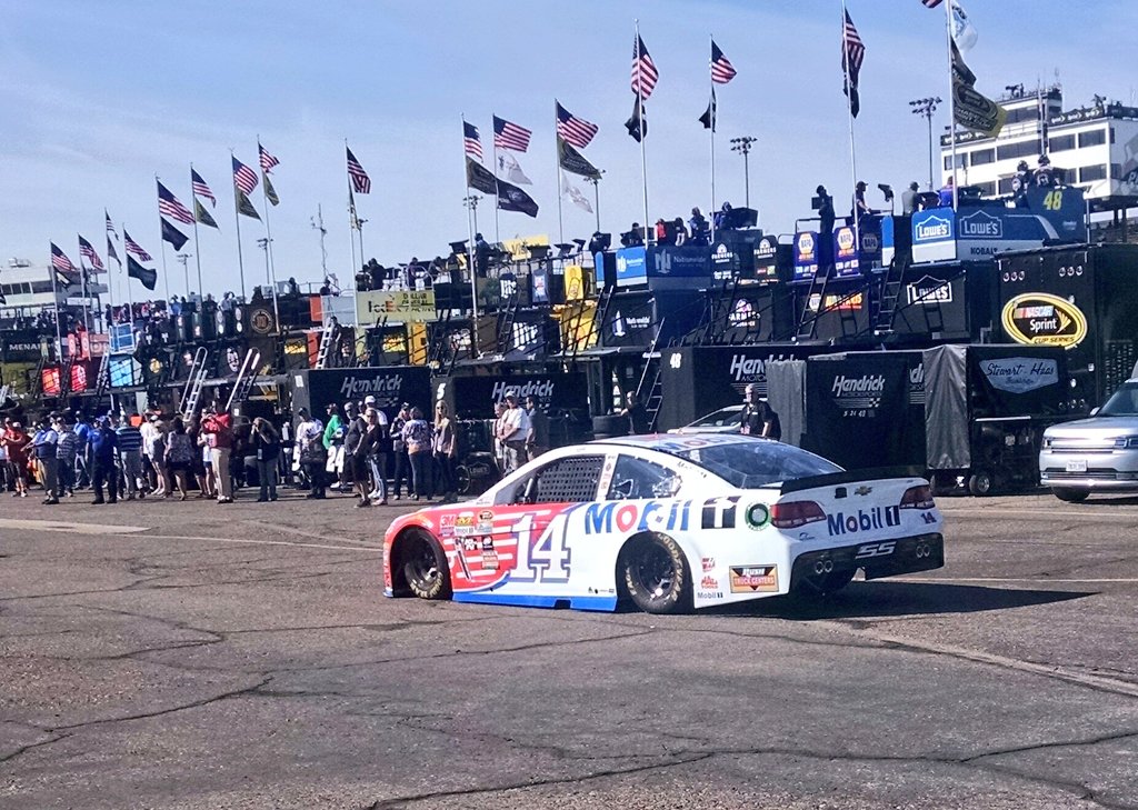 JoeChisholmJr's tweet photo. I snapped 1790 photos of @Mc_Driver this year but I realized this might be the last time seeing @TonyStewart in a Cup car...#ThanksSmoke https://t.co/y6Dr0VGTqF