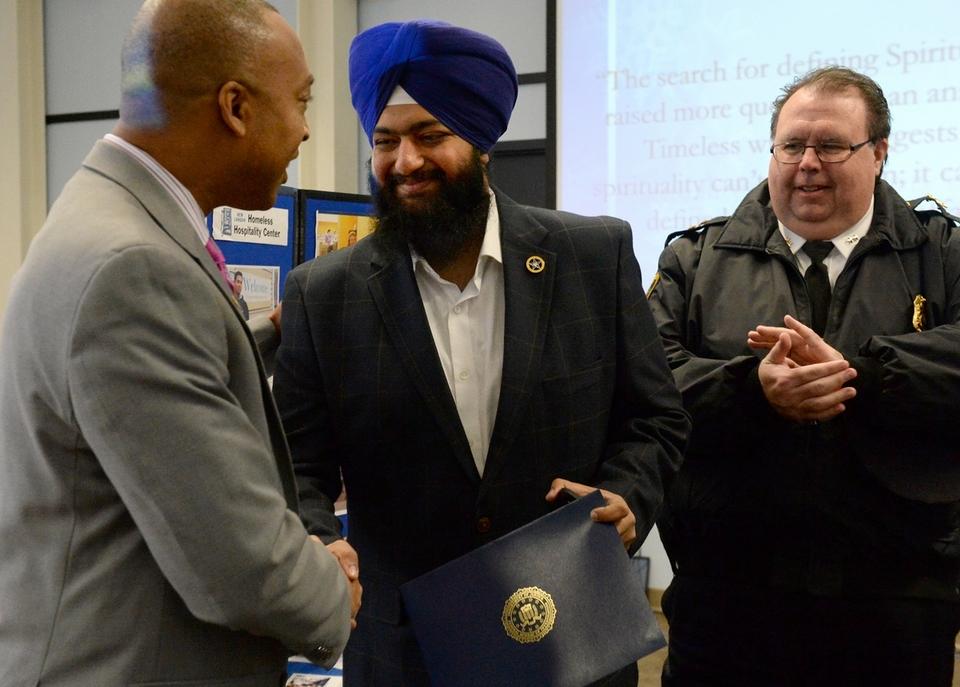 simran's tweet photo. Sikh American works to promote peace and tolerance, receives Community Leadership Award from the FBI.
https://t.co/iAmy6jLqUB https://t.co/lwf1yzbttc